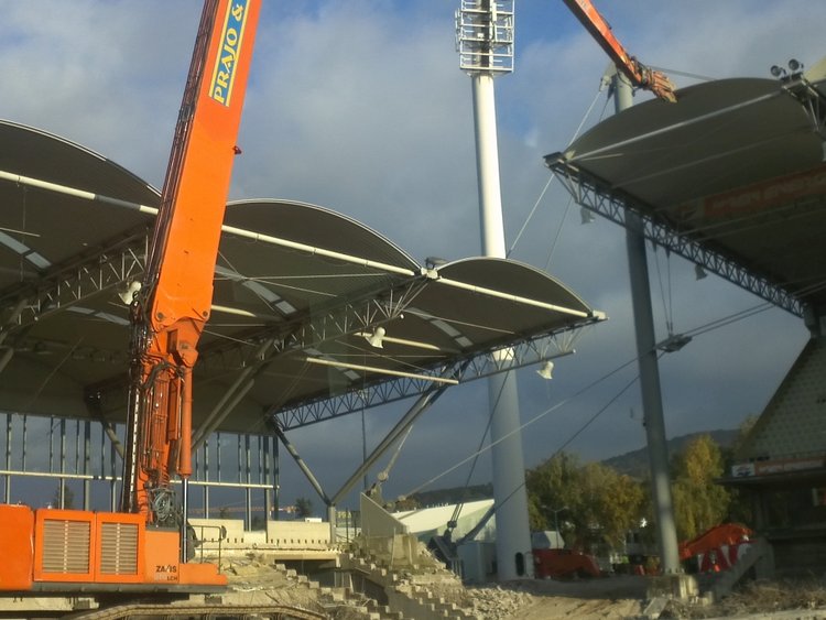 Foto: Gerhard-Hanappi-Stadion Wien: Bagger mit einem extrem hohen Greifarm inmitten eines teilweise bereits abgebrochenen Stadions